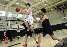 详解棒球规则中的死球转活球逻辑及球击中主审后的垒位推移细节